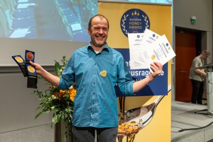 2 x Gold 1 x Bronze Aktuelle Auszeichnung für Heidehonig , Sonnenblumenhonig und Akazienhonig der Imkerei Ahrens Deutscher Honig